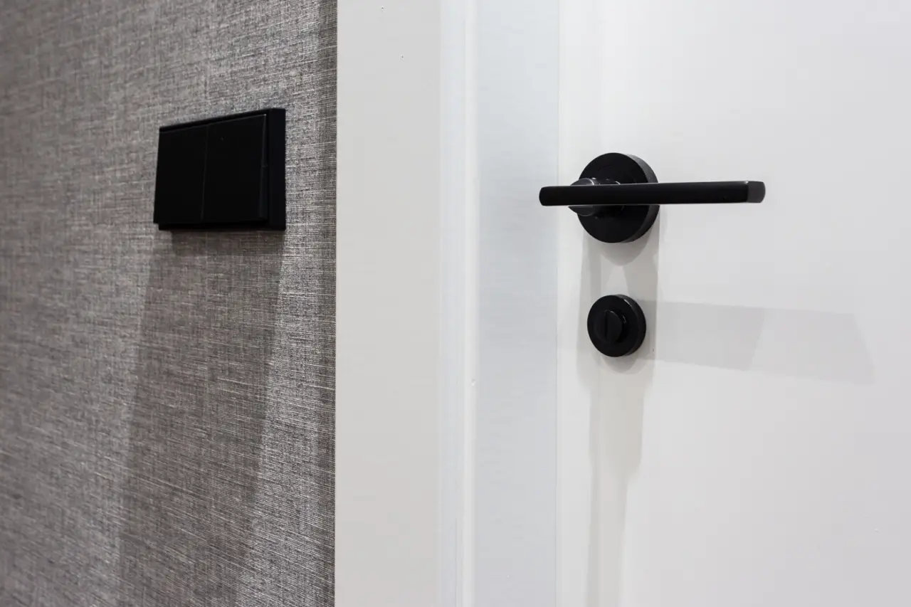 Le tue porte bianche sono ingiallite? Ecco perché succede e il trucco per farle tornare nuove